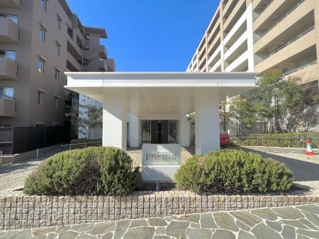 パークシティ星ヶ丘ガーデンコートのエントランス|高級感のある銘板
