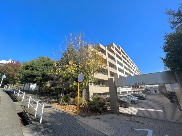 パークシティ星ヶ丘ガーデンコートの外観|西側からの外観　公開空地により三方向に遊歩道があります