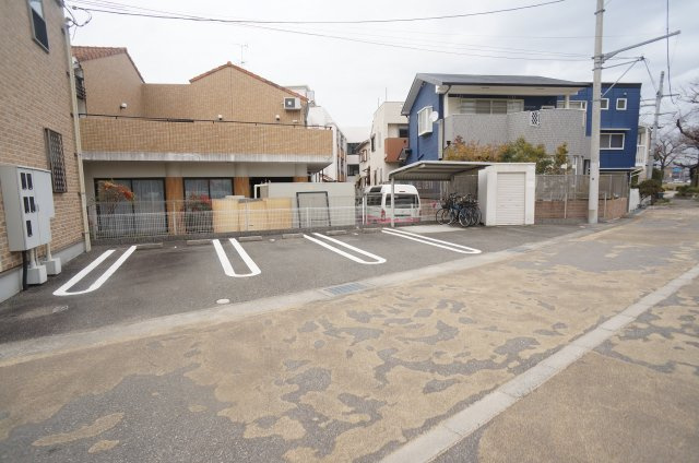 ネオカーム中野の駐車場