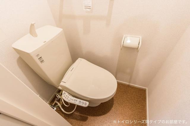 アラモードハウスⅡのトイレ|シャワー付き暖房便座