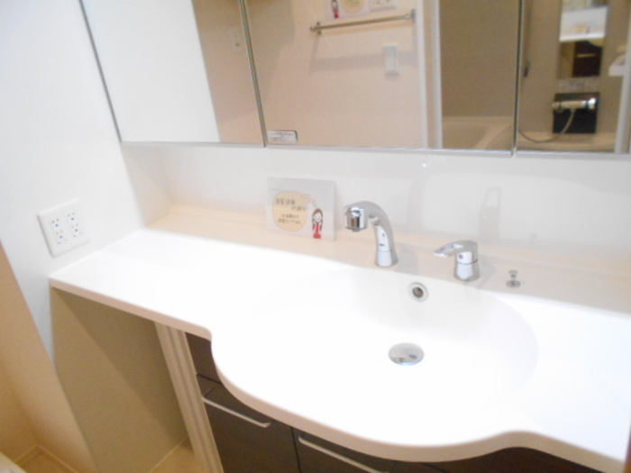 翡翠館 Ⅱの洗面所|Ⅱ202 洗髪洗面化粧台（三面鏡）