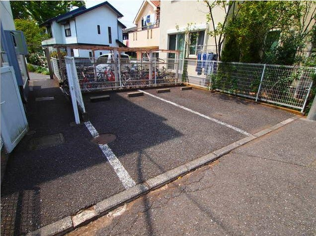 コーポラス紀里の駐車場