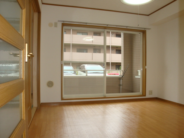 エーデル雲雀丘二番館の居間・リビング