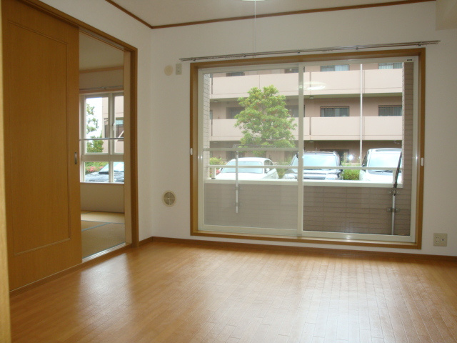 エーデル雲雀丘二番館の居間・リビング