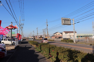 【周辺】 | 車通りがあり、様々な業種の店舗が複数立ち並んでいます。