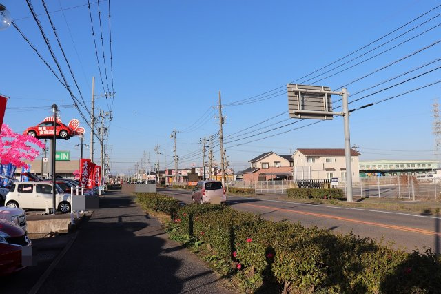 【周辺】 | 一宮市木曽川町外割田字前堀田売土地 | 車通りがあり、様々な業種の店舗が複数立ち並んでいます。