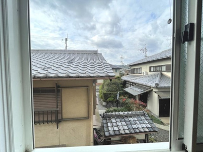 【展望】 | 長岡京市開田3丁目　一戸建 | ２階洋室からの西側の眺望です。お隣との間も広く空いていて通風良好です♪