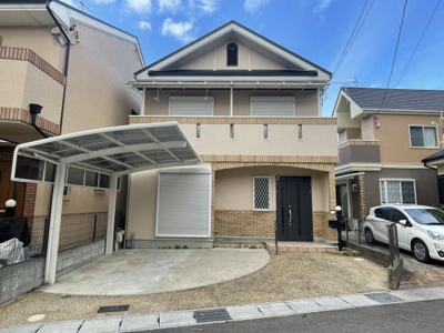 【外観】 | 長岡京市開田3丁目　一戸建 | シャッター付きで安心です。普通車２台+自転車・バイク駐輪できます。