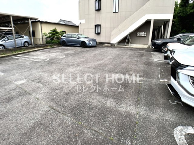 【駐車場】 | ハイツ岡西Ⅱ | 駐車場があるので、車を買う予定の方も安心です