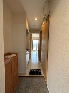 【展望】 | 玄関から室内への景観です！キッチンの奥に洋室6.7帖のお部屋があります♪