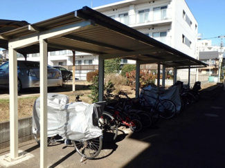 【その他共用部分】 | 屋根付き駐輪場、隣接してバイク置き場もございます。