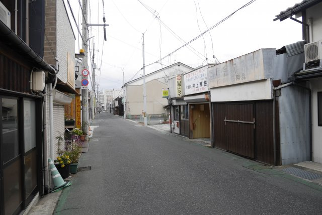 津山市坪井町　中古住宅　5LDKの前面道路含む現地写真|東側方面（２軒隣が坪井町郵便局）