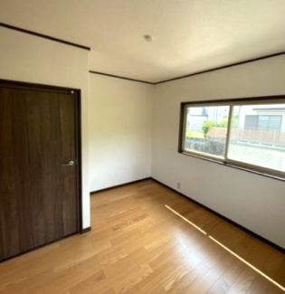 【洋室】 | 【収益物件】オーナーチェンジ！宝塚市宝梅中古戸建 | ２階洋室5.1帖です♪室内は令和４年１月にリフォーム済み！現況：賃貸中です。収益物件をお探しの方いかがでしょうか？