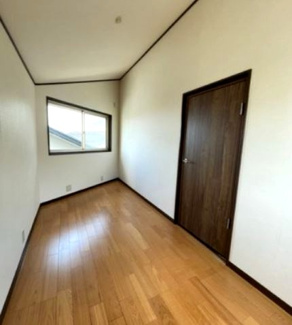 【洋室】 | 【収益物件】オーナーチェンジ！宝塚市宝梅中古戸建 | ２階洋室4.8帖です♪室内は令和４年１月にリフォーム済み！現況：賃貸中です。収益物件をお探しの方いかがでしょうか？