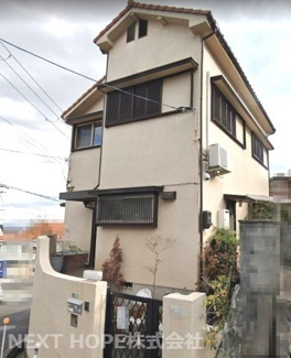 【外観】 | 【収益物件】オーナーチェンジ！宝塚市宝梅中古戸建 | 【収益戸建】オーナーチェンジ物件です！昭和５１年4月建築！角地で明るく開放的です♪掘り込み車庫有！お庭有り！令和4年8月より賃貸中です。（保証会社加入中）