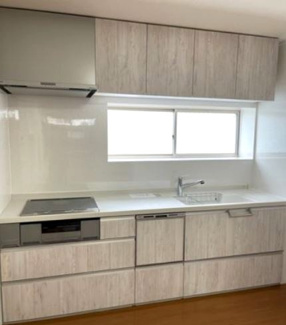 【キッチン】 | 【収益物件】オーナーチェンジ！宝塚市宝梅中古戸建 | 令和４年1月に新調されたシステムキッチンです♪シンク前には窓も有り、明るく快適です(^^)※画像は賃貸前です。※賃貸中の為、内覧はできません。
