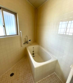 【浴室】 | 【収益物件】オーナーチェンジ！宝塚市宝梅中古戸建 | 浴室です♪窓も有り、換気も十分に行えますね(^^)※賃貸中の為、内覧はできません。