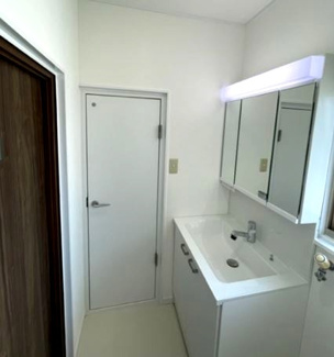 【独立洗面台】 | 【収益物件】オーナーチェンジ！宝塚市宝梅中古戸建 | 令和４年１月に新調された洗面化粧台です♪鏡は三面鏡です！※賃貸中の為、内覧はできません。