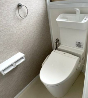 【トイレ】 | 【収益物件】オーナーチェンジ！宝塚市宝梅中古戸建 | 令和４年１月に新調されたトイレです♪温水洗浄便座です！※賃貸中の為、内覧はできません。