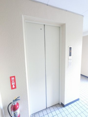 【その他共用部分】 | 宮前平パステルコート | お買い物時やベビーカーの出し入れに便利なエレベーター付です。