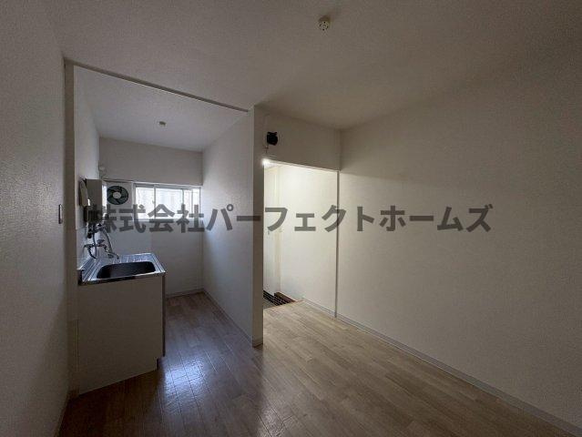 星丘1丁目テラス 賃貸の居間・リビング|こちらのリビングで趣味の時間をお楽しみください