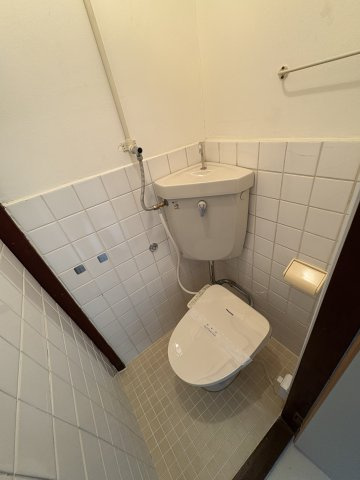 石井マンションのトイレ|バストイレ別。温水洗浄便座完備で窓もあり換気がスムーズな浴室