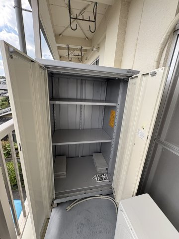 石井マンションのバルコニー|ベランダに物置があります