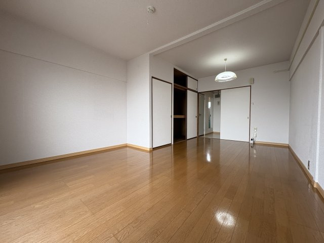石井マンションの洋室|10帖超の南向き洋室。陽当たり良好なリフォーム済みの居室