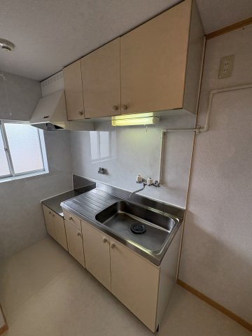 石井マンションのキッチン|キッチンに窓あり。ガスコンロ設置可能で通風良好な調理スペース