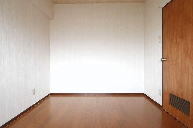 啓和ハイツの洋室|落ち着いた色調の洋室です