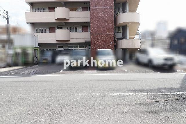 啓和ハイツの駐車場|駐車スペースもあります