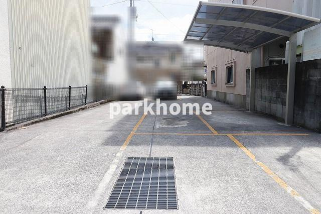 啓和ハイツの駐車場|駐車スペースもあります