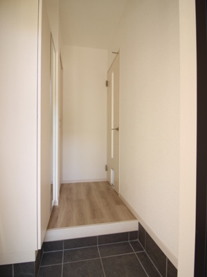 【玄関】 | デュラカーサ羽村Ⅱ | シューズボックスのある玄関です