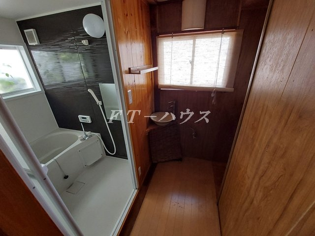 飯山満３丁目貸家の玄関