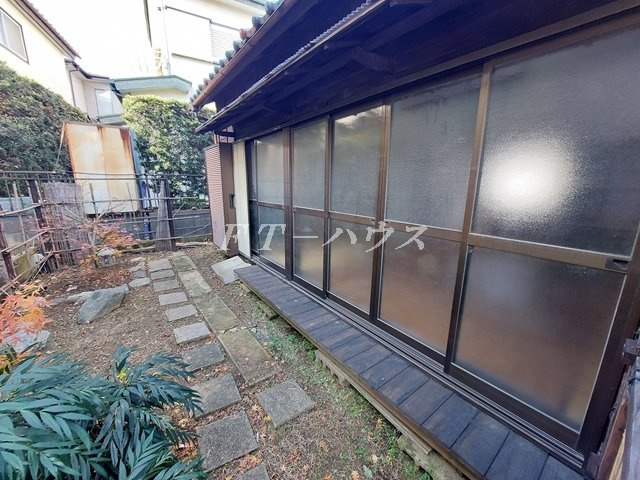 飯山満３丁目貸家の庭