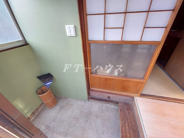 飯山満３丁目貸家の玄関