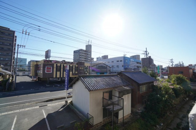 【展望】 | エメラルドマンション船越南（リノベ済） | 【四季を感じる】
四季の移ろい・爽やかな青空や風を感じられ
自然を愉しめるパノラマビュー。
毎日の暮らしに余裕を感じさせてくれる、
遮る物の無い開放的な眺望を是非、ご堪能ください。