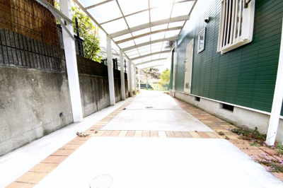 【駐車場】 | 宇治市平尾台4丁目　中古戸建 | 【駐車スペース】駐車4台が停められるスペースがあります。もちろん、駐車場としてだけでなくお子様の遊び場やガーデニングスペースとしても利用出来ます。