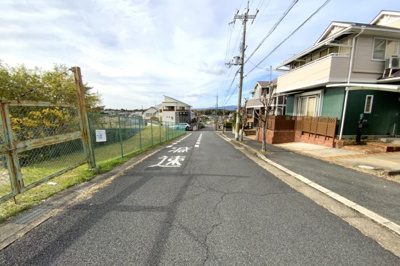 【前面道路含む現地写真】 | 宇治市平尾台4丁目　中古戸建 | 【前道幅員6.1ｍ】駐車が苦手な方でも安心して駐車して頂けます。