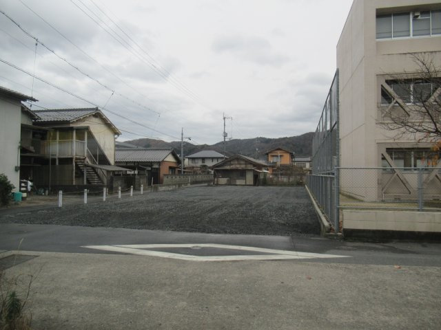 津山市小田中　売地109.34坪の前面道路含む現地写真
