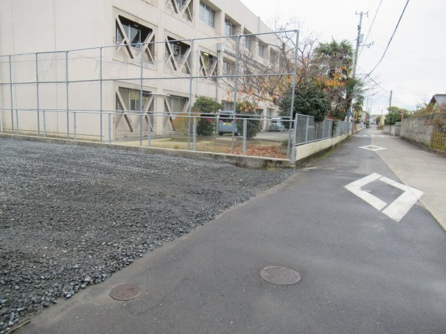 津山市小田中　売地109.34坪の前面道路含む現地写真