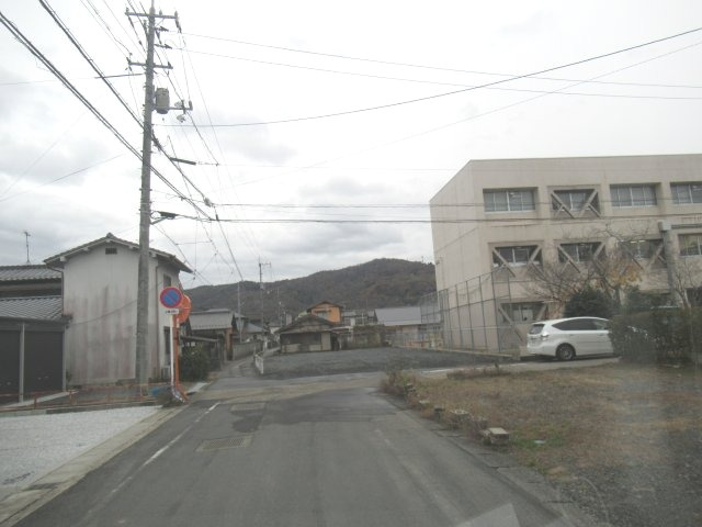 津山市小田中　売地109.34坪の前面道路含む現地写真