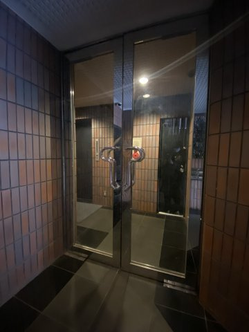 荒川ビルのエントランス