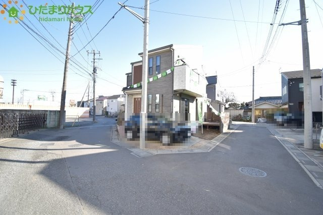 上尾市瓦葺　中古一戸建ての前面道路含む現地写真