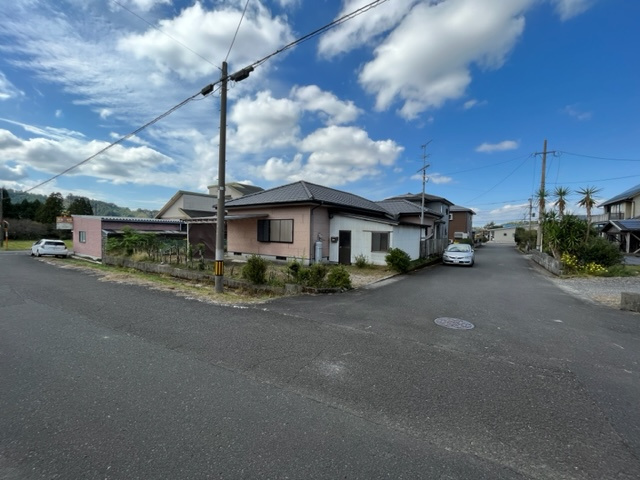 北諸県郡三股町大字長田の中古一戸建の前面道路含む現地写真