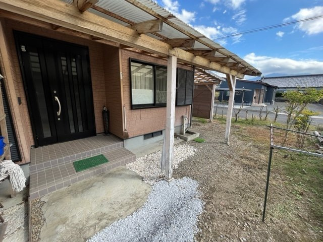 北諸県郡三股町大字長田の中古一戸建の玄関