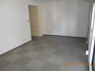 【洋室】 | フォンテ青山 | 高い防音性で、物音が階下へ伝わりにくいじゅうたん張り。