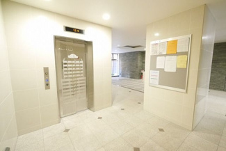 【エントランス】 | シンプルながら落ち着きのあるエントランスは優美な雰囲気を醸し出し、お住まいの方を心地よくお迎えします♪