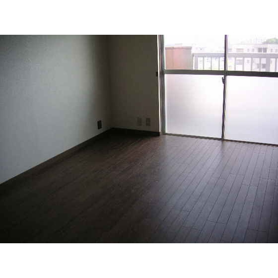 岐阜市須賀２丁目のアパートの居間・リビング