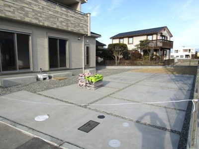 【駐車場】 | ブルーミングガーデン中巨摩郡昭和町河東中島 | 駐車場に車を止められます